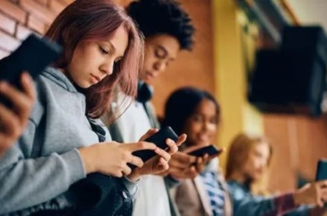 REINO UNIDO IMPONDRÁ TOQUE DE QUEDA EN REDES SOCIALES A ADOLESCENTES DE 16 Y 17 AÑOS