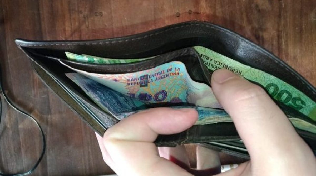 DOS DE CADA TRES ARGENTINOS AGOTAN SUS INGRESOS ANTES DEL DÍA 20 DE CADA MES