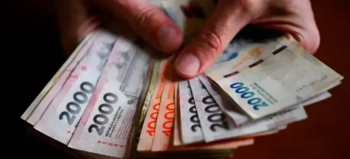 EL SALARIO MÍNIMO LLEGÓ A $376.600 EN AGOSTO Y VOLVIÓ A QUEDAR POR DEBAJO DE LA INFLACIÓN MENSUAL