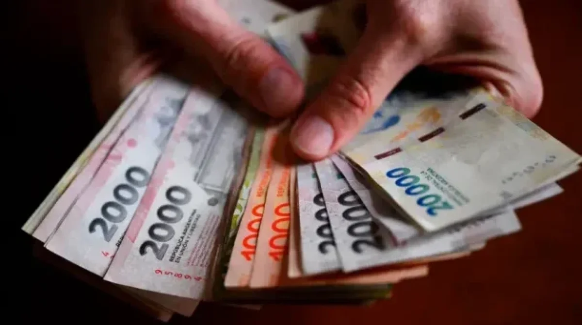 EL SALARIO MÍNIMO LLEGÓ A $376.600 EN AGOSTO Y VOLVIÓ A QUEDAR POR DEBAJO DE LA INFLACIÓN MENSUAL