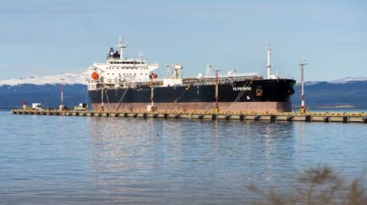 TIERRA DEL FUEGO DENUNCIÓ LA PRESENCIA DE UN BUQUE PETROLERO BRITÁNICO EN USHUAIA
