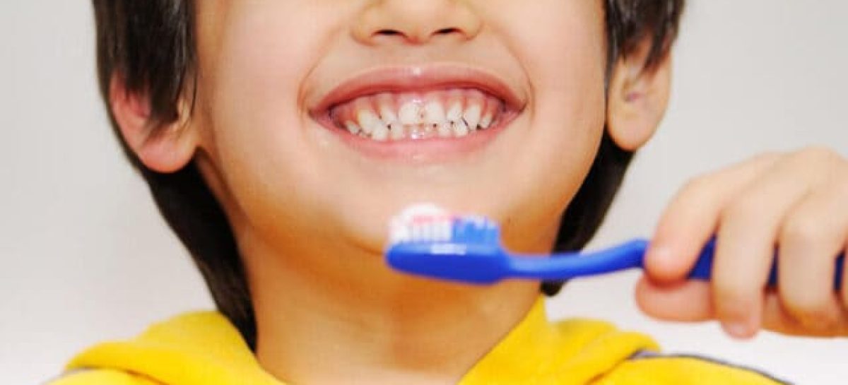 FLUOROSIS DENTAL. QUÉ ES, COMO EVITARLA Y QUÉ TRATAMIENTO HACER SI SE LA TIENE