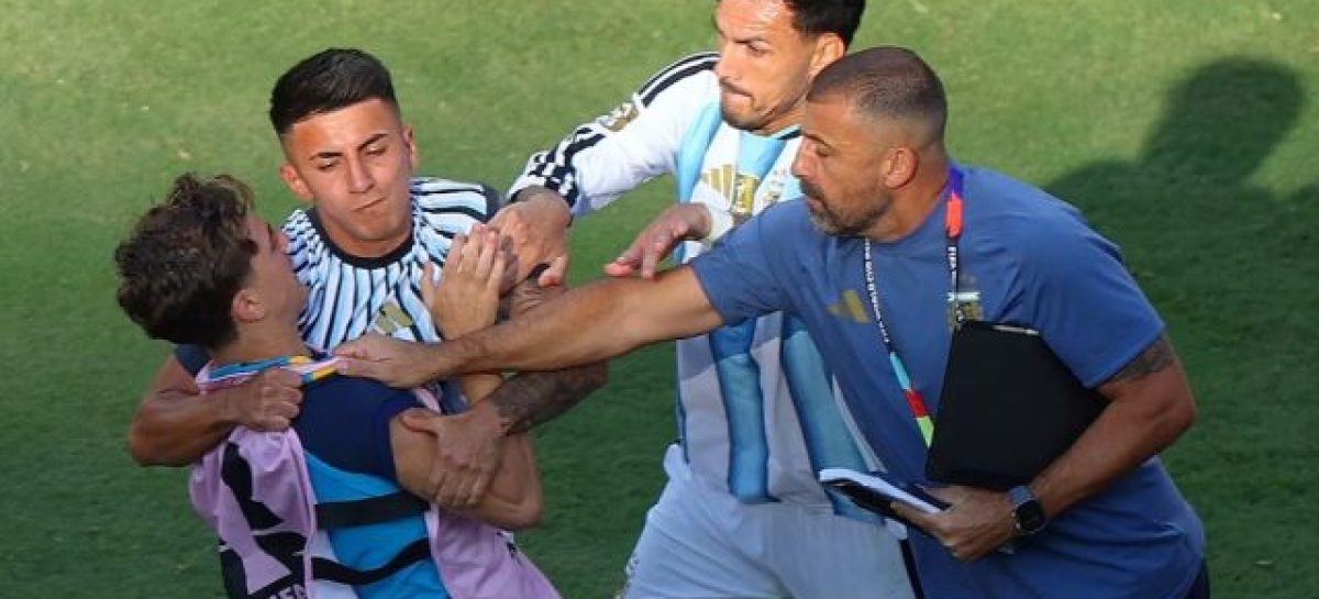 DURÍSIMA SANCIÓN DE LA FIFA A LA ARGENTINA. MULTA POR LA BANDERA DE MALVINAS Y 10 FECHAS A PAREDES