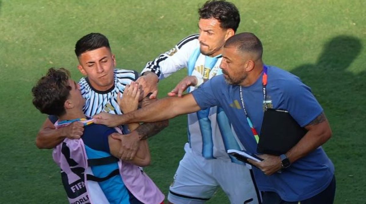 DURÍSIMA SANCIÓN DE LA FIFA A LA ARGENTINA. MULTA POR LA BANDERA DE MALVINAS Y 10 FECHAS A PAREDES