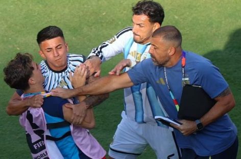 DURÍSIMA SANCIÓN DE LA FIFA A LA ARGENTINA. MULTA POR LA BANDERA DE MALVINAS Y 10 FECHAS A PAREDES