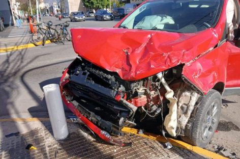 NUEVO Y VIOLENTO CHOQUE EN UNA ESQUINA CÉNTRICA DE LA CIUDAD
