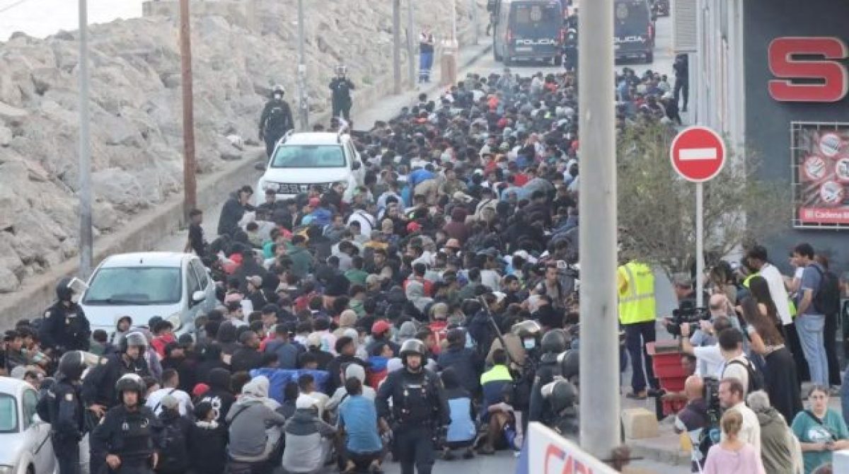 TENSIÓN EN CEUTA. EN MEDIO DE CORRIDAS Y DISPAROS AL AIRE COMENZÓ EL TRASLADO DE MIGRANTES