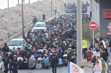 TENSIÓN EN CEUTA. EN MEDIO DE CORRIDAS Y DISPAROS AL AIRE COMENZÓ EL TRASLADO DE MIGRANTES