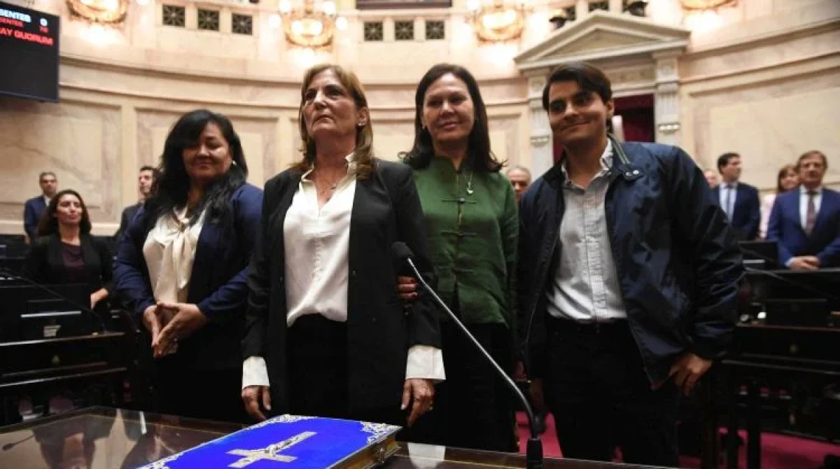 CLAUDIA LÓPEZ ASUMIÓ COMO SENADORA NACIONAL POR LA RIOJA