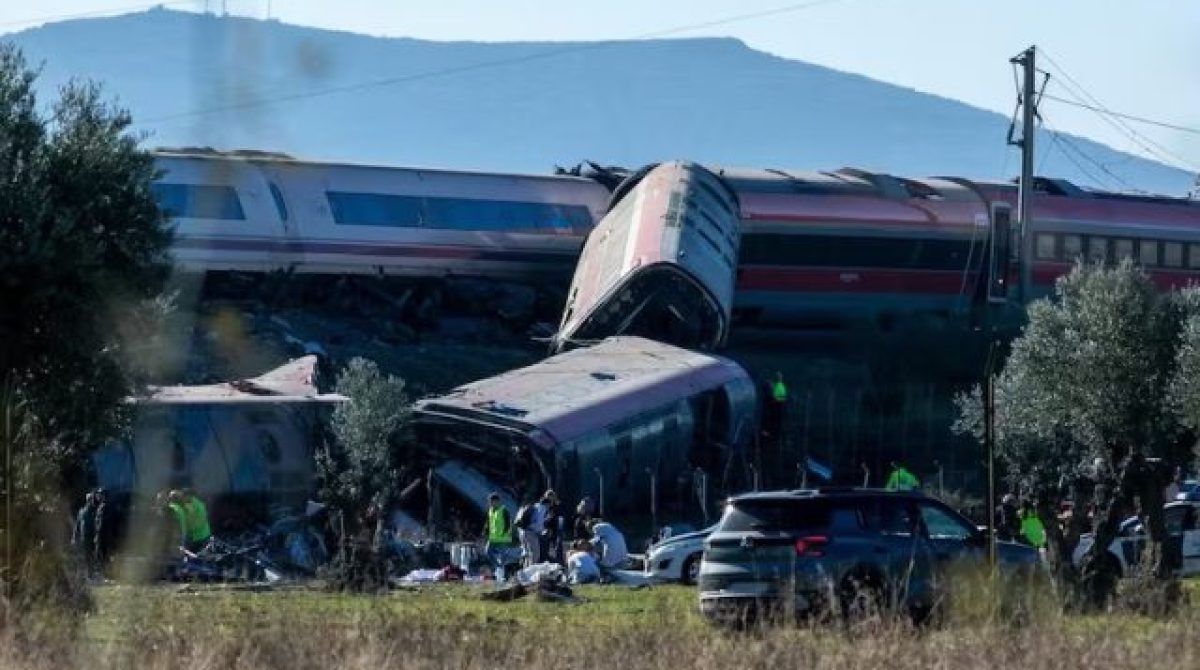 CHOCARON DOS TRENES DE ALTA VELOCIDAD EN ESPAÑA: AL MENOS 68 MUERTOS
