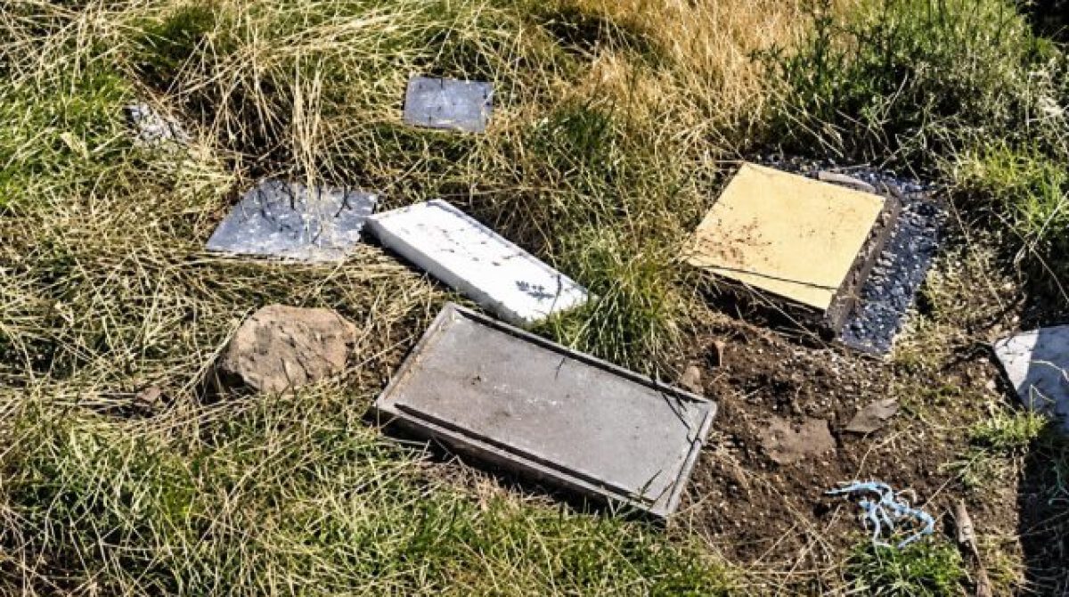 MALVINAS. DENUNCIAN VANDALISMO EN PLACAS Y OFRENDAS ARGENTINAS EN EL CEMENTERIO DE DARWIN