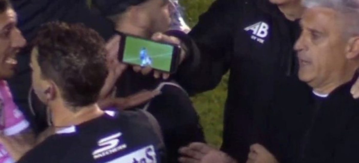 ESCÁNDALO EN LA PRIMERA NACIONAL. ÁRBITRO ANULÓ PENAL PORQUE LE MOSTRARON UN VIDEO POR CELULAR