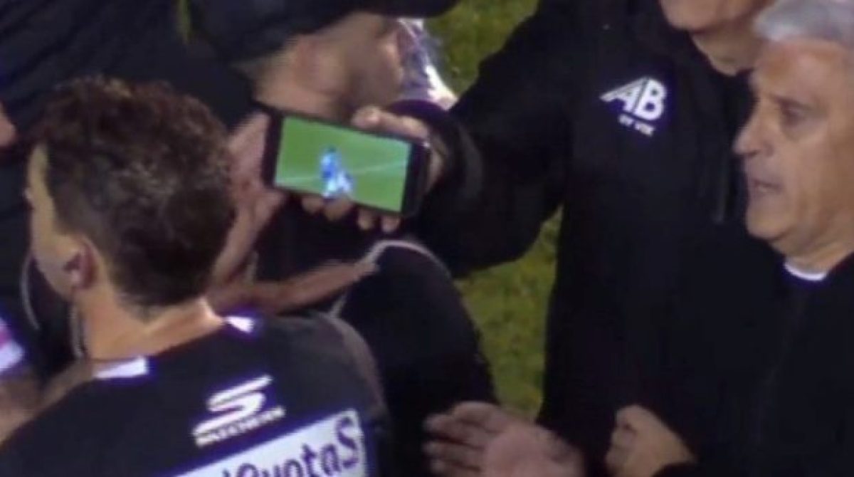 ESCÁNDALO EN LA PRIMERA NACIONAL. ÁRBITRO ANULÓ PENAL PORQUE LE MOSTRARON UN VIDEO POR CELULAR