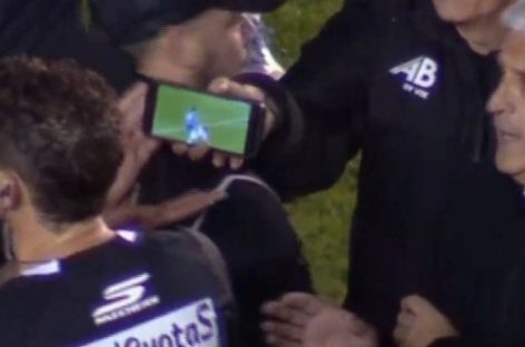 ESCÁNDALO EN LA PRIMERA NACIONAL. ÁRBITRO ANULÓ PENAL PORQUE LE MOSTRARON UN VIDEO POR CELULAR