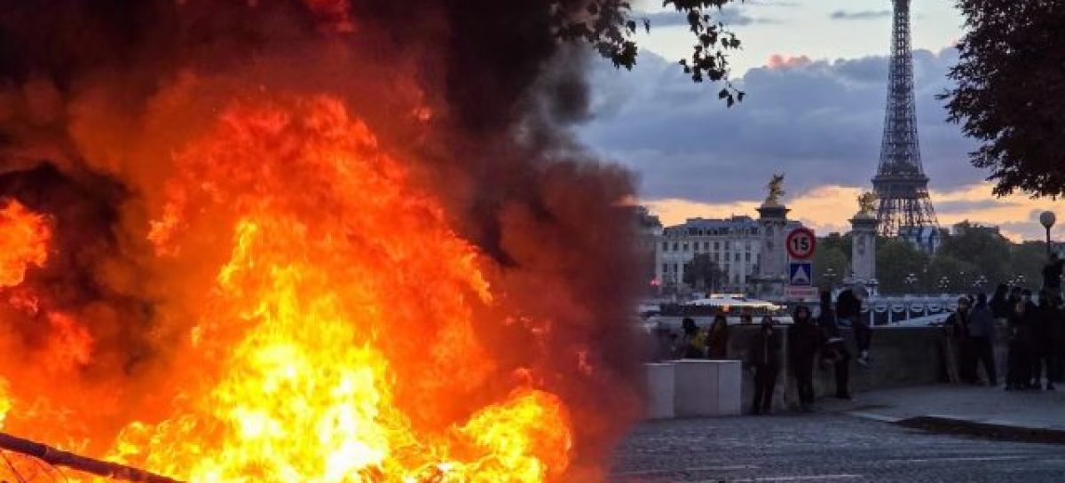 FRANCIA IMPONE TOQUES DE QUEDA PARCIALES TRAS UN FIN DE SEMANA DE SAQUEOS MASIVOS Y CASI 2.400 DETENIDOS