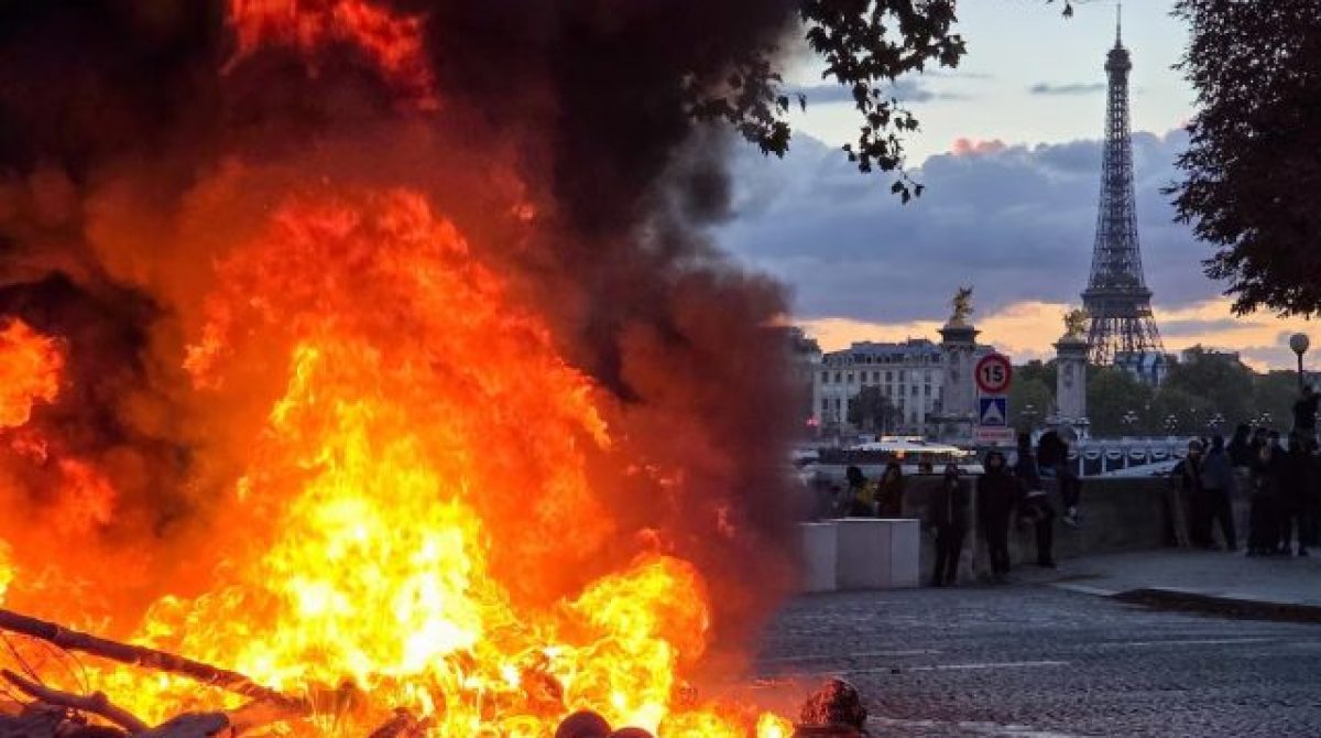 FRANCIA IMPONE TOQUES DE QUEDA PARCIALES TRAS UN FIN DE SEMANA DE SAQUEOS MASIVOS Y CASI 2.400 DETENIDOS
